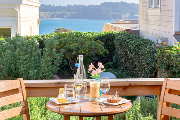 Outdoor dining in Mendocino | Picnic Under the Redwoods | Image by: trilliummendocino.com